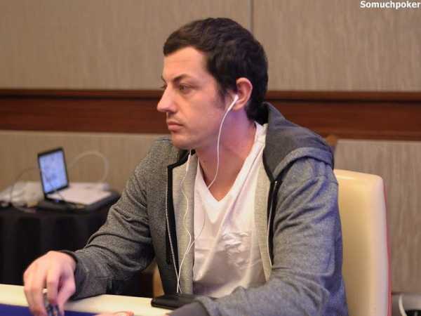 Tom Dwan playing poker wearing earphones