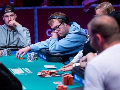 Abrupt halt at the WSOP Main Event with 109 remaining; Michael Dyer leads; Danny Tang among the few Asian hopefuls