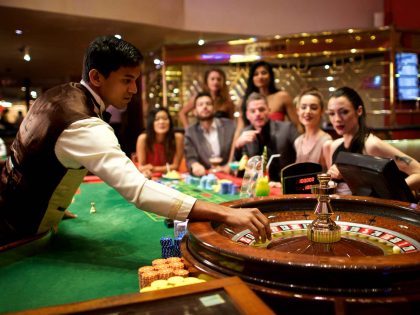 Players around the poker table