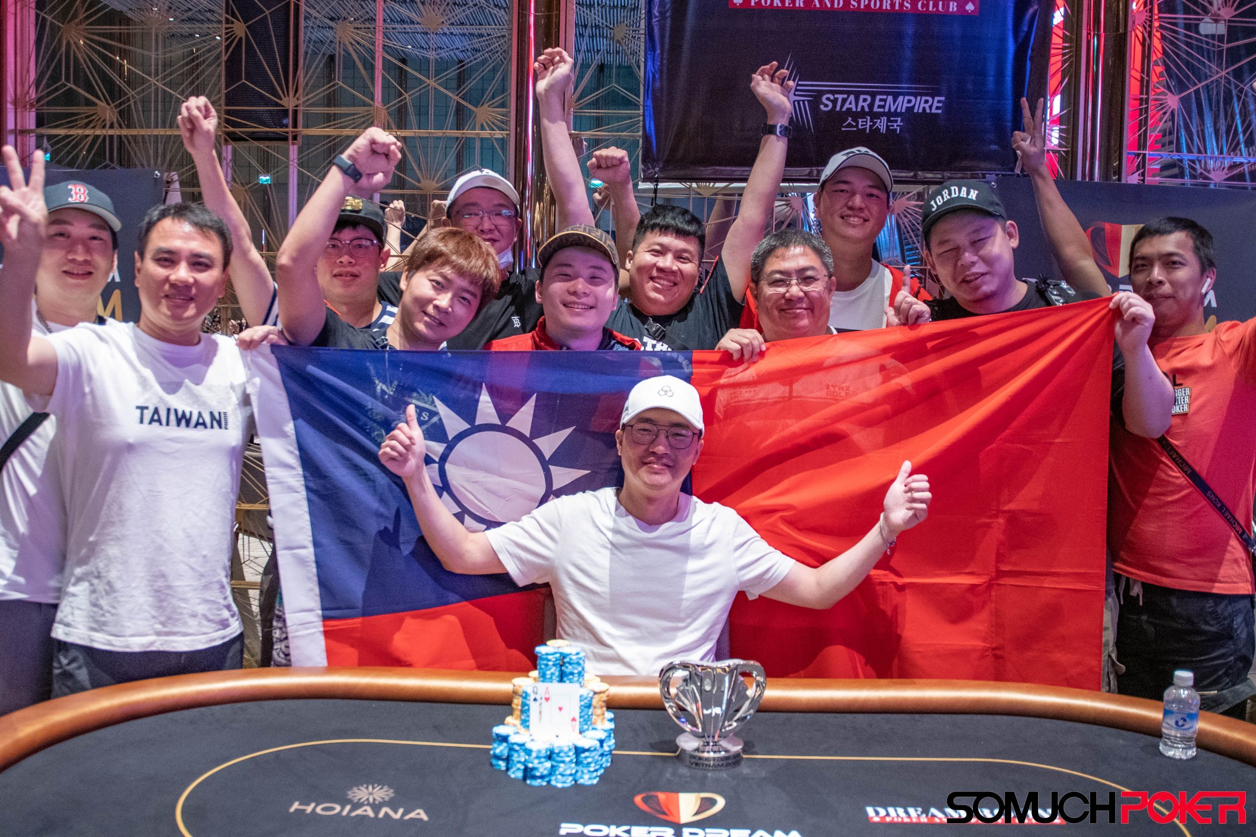 Poker Dream Vietnam: Zong Chi He, Sin-Ren Chen, Yeu Wei Hsiang, Jason Lau, Chunharas Tossapat lift trophies